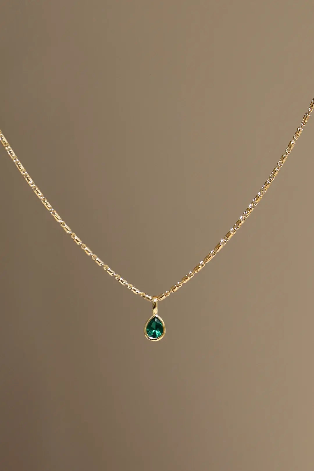 TEARDROP BEZEL NECKLACE - EMERALD